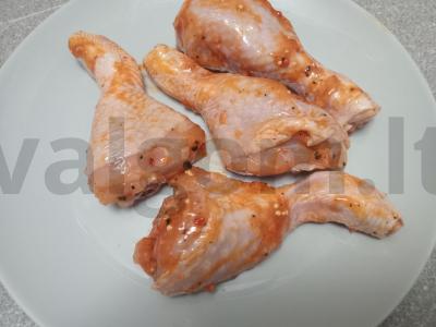 Vištienos blauzdelės pomidorų marinate, keptos su cukinija ir paprikomis Žingsnis 2