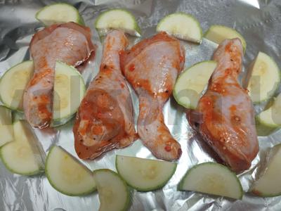 Vištienos blauzdelės pomidorų marinate, keptos su cukinija ir paprikomis Žingsnis 4