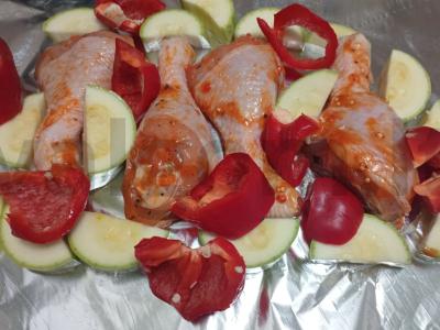 Vištienos blauzdelės pomidorų marinate, keptos su cukinija ir paprikomis Žingsnis 5