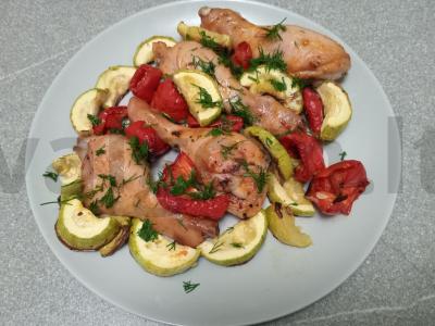 Vištienos blauzdelės pomidorų marinate, keptos su cukinija ir paprikomis pagrindine nuotrauka