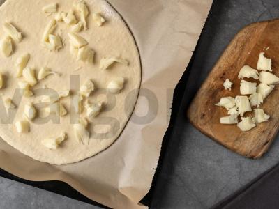 Pica su kumpiu, burrata ir pistacijomis Žingsnis 6