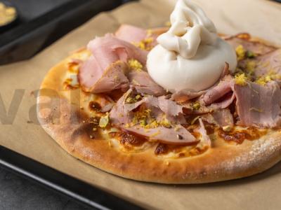 Pica su kumpiu, burrata ir pistacijomis Žingsnis 7