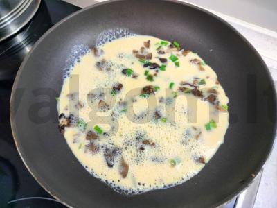 Omletas su voveraitėmis ir žaliuosius svogūnais Žingsnis 4