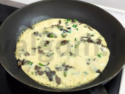 Omletas su voveraitėmis ir žaliuosius svogūnais pagrindine nuotrauka