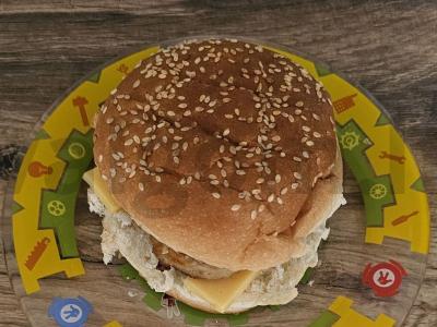 Hamburgeris su kotletu ir jalapeño pagrindine nuotrauka