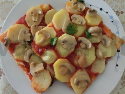 Pica su bulvėmis ir marinuotais pievagrybiais pagrindine nuotrauka