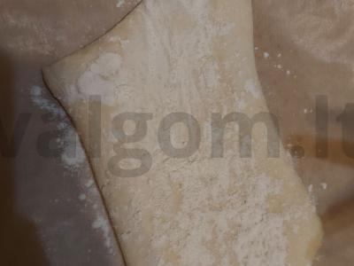 Obuolių žiedai iš sluoksniuoto tešlos su cinamonu Žingsnis 1