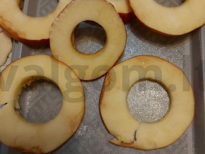 Obuolių žiedai iš sluoksniuoto tešlos su cinamonu Žingsnis 3