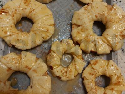 Obuolių žiedai iš sluoksniuoto tešlos su cinamonu Žingsnis 4