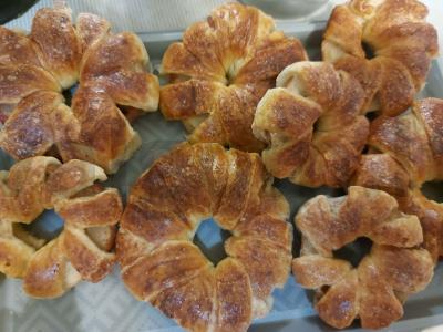 Obuolių žiedai iš sluoksniuoto tešlos su cinamonu pagrindine nuotrauka