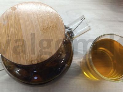 Šaltinis iš erškėčių ir džiovintų vaisių pagrindine nuotrauka