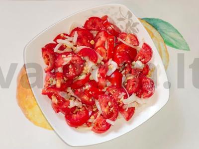 Salotas „Tomatos“ su žemės riešutais pagrindine nuotrauka