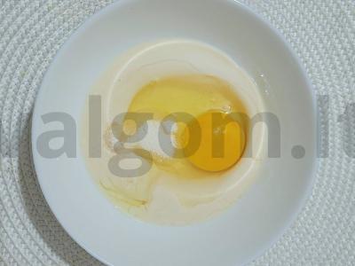 Švelnus blynelis ant rauginto pieno su uogomis Žingsnis 1