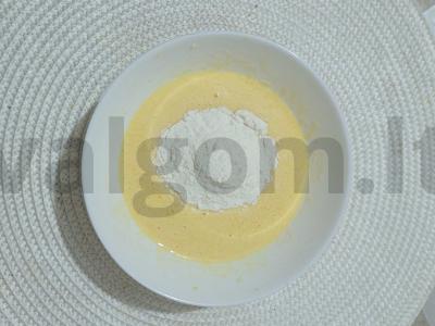 Švelnus blynelis ant rauginto pieno su uogomis Žingsnis 2