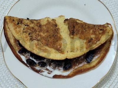 Švelnus blynelis ant rauginto pieno su uogomis pagrindine nuotrauka