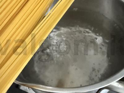 Spagečiai su krevetėmis, pomidorais ir sūriu Žingsnis 1