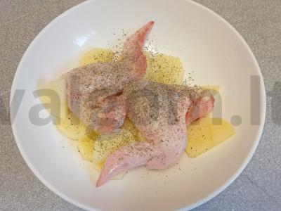 Vištienos sparneliai su bulvėmis lėtoje viryklėje Žingsnis 4