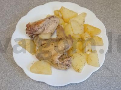 Vištienos sparneliai su bulvėmis lėtoje viryklėje pagrindine nuotrauka