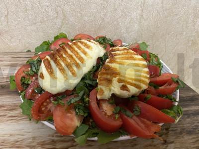 Salotas su halumi sūriu pagrindine nuotrauka