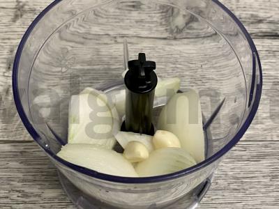 Kepti vištienos faršo kotletai su sūriu Žingsnis 1