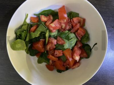 Špinatų salotos su pomidoru, varškės sūriu ir pikantišku padažu Žingsnis 2