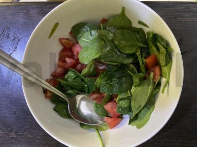 Špinatų salotos su pomidoru, varškės sūriu ir pikantišku padažu Žingsnis 5