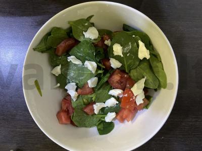 Špinatų salotos su pomidoru, varškės sūriu ir pikantišku padažu Žingsnis 6