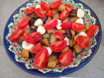 Salotas su traškiais baklažanais, mocarela ir kalendra Žingsnis 4