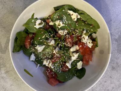 Špinatų salotos su pomidoru, varškės sūriu ir pikantišku padažu pagrindine nuotrauka