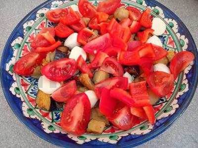 Salotas su traškiais baklažanais, mocarela ir kalendra Žingsnis 5