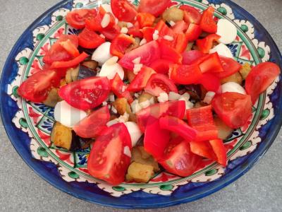 Salotas su traškiais baklažanais, mocarela ir kalendra Žingsnis 6