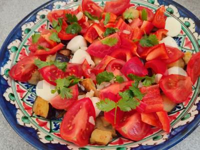 Salotas su traškiais baklažanais, mocarela ir kalendra Žingsnis 7