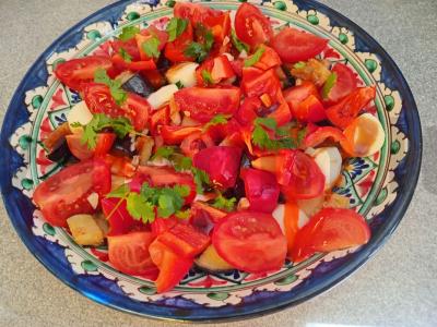 Salotas su traškiais baklažanais, mocarela ir kalendra Žingsnis 8