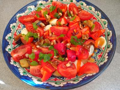 Salotas su traškiais baklažanais, mocarela ir kalendra pagrindine nuotrauka