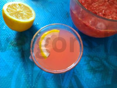 Karštas gėrimas su imbieru ir spanguolėmis pagrindine nuotrauka