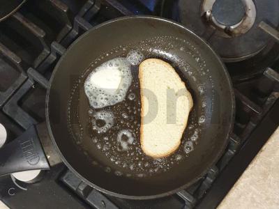 Brusketa su menkės ikrais ir agurku Žingsnis 1