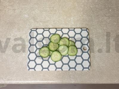 Brusketa su menkės ikrais ir agurku Žingsnis 2