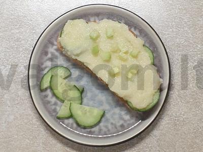 Brusketa su menkės ikrais ir agurku pagrindine nuotrauka