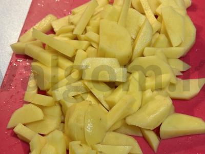 Auksinė bulvė su svogūnais ir šviežiu krapu kokosų aliejuje Žingsnis 1