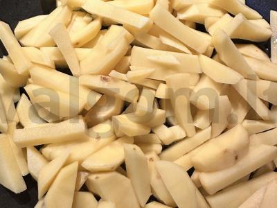 Auksinė bulvė su svogūnais ir šviežiu krapu kokosų aliejuje Žingsnis 2