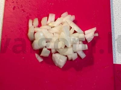 Auksinė bulvė su svogūnais ir šviežiu krapu kokosų aliejuje Žingsnis 3