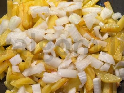 Auksinė bulvė su svogūnais ir šviežiu krapu kokosų aliejuje Žingsnis 5