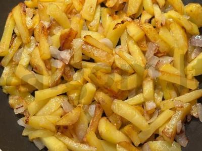 Auksinė bulvė su svogūnais ir šviežiu krapu kokosų aliejuje Žingsnis 6