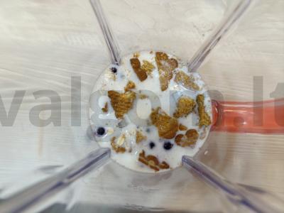 Uogų kokteilis su sausainiais Žingsnis 4