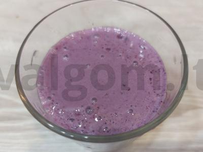 Uogų kokteilis su sausainiais pagrindine nuotrauka