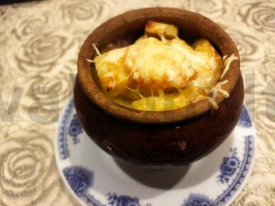 Dietinė troškinys puoduose pagrindine nuotrauka