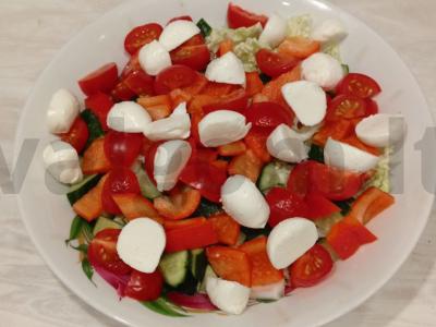 Daržovių salotas su mocarela augaliniame aliejuje Žingsnis 5