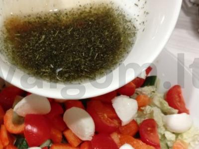 Daržovių salotas su mocarela augaliniame aliejuje Žingsnis 11