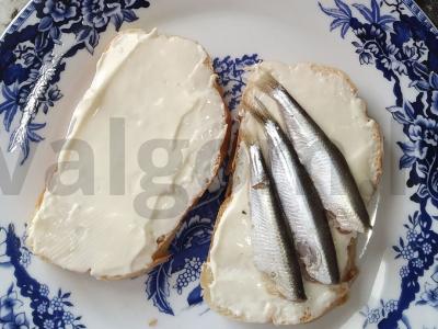 Sumuštinis su lydytu sūriu ir grilio silkėmis Žingsnis 4