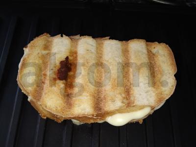 Sumuštinis su lydytu sūriu ir grilio silkėmis pagrindine nuotrauka